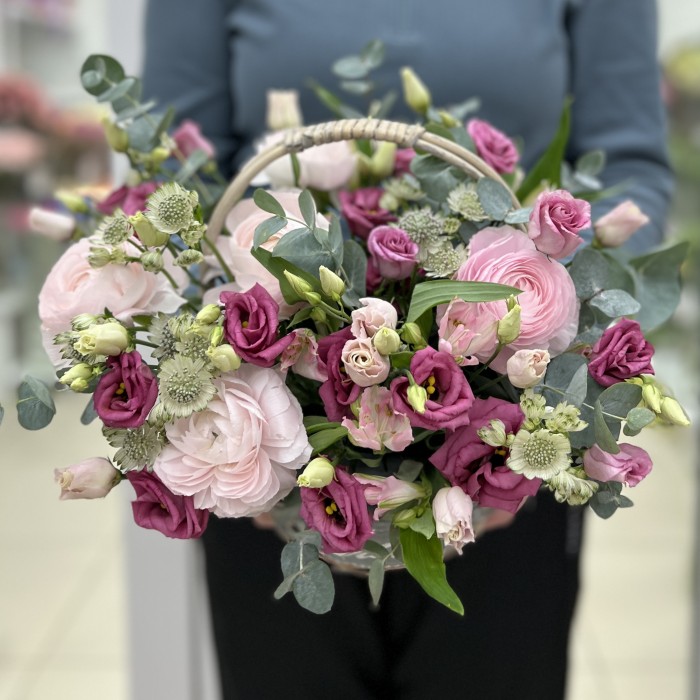 Эустомы и розовые ранункулюсы в маленькой корзине